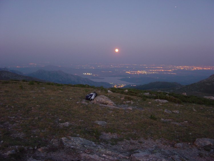 La Luna Llena, Jupiter y debajo el Embalse de Santillana visto desde el Alto de Guarramillas "Bolita"