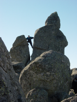 Julio, recordando sus tiempos de escalador en la Peña del Fraile