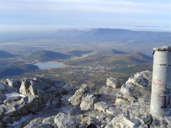 Cima de La Maliciosa, Embalse de Navacerrada y el Monte Abantos al fondo