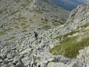 Angel atravesando la pedrera en el descenso desde la cima de La Pinareja (Mujer Muerta)
