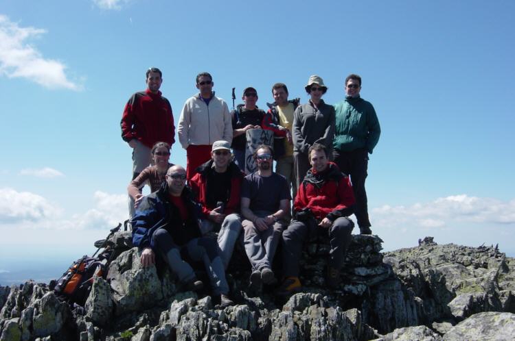 Jes�s, Carlos Prieto, �ngel, Zoltan, Elena, �ngel Castro,Marta, Lucas, Carlos,Javier y David, en la cima del Ocej�n