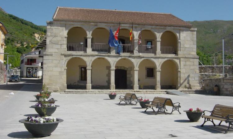 Plaza y Ayuntamiento de Bustarviejo