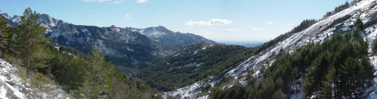 Panoramica desde Los Chorros de la Pedriza. El Yelmo al fondo, en el valle se distingue Madrid ciudad, y el gran canchal de Cerro Ortigoso a la derecha.