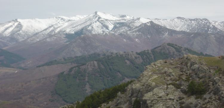 Pe�a Cuervo, El Cerr�n y al fondo el Pico del Lobo - Ayll�n -