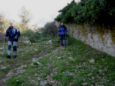 Lucas y Antonio descendiendo junto a la tapia de los jardines del Palacio de La Granja