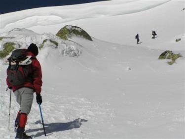 Ascensin por la canal central del Circo de Pealara hasta Dos Hermanas. Observar la cornisa de nieve en la parte superior de la pared.