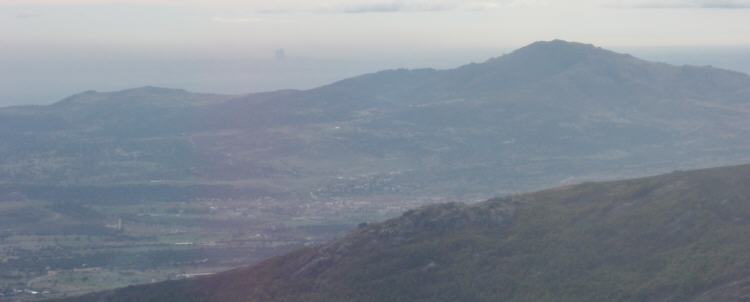 Torres de la Ciudad Deportiva, al fondo en el horizonte, tras El Cerro San Pedro