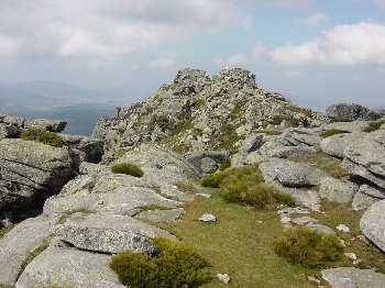 Otra cima de La Pe�ota con el cilindro del punto geod�sico