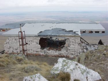 Edificio en ruinas en la cima del pico del lobo