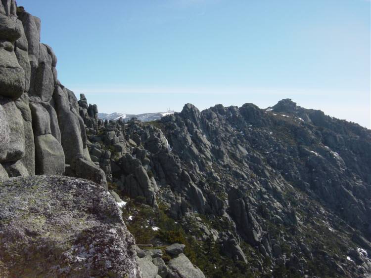 Vista de la pared de Siete Picos desde el 3º de sus picos