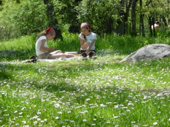 Yiza y Natalia en el bosque de la Herrera