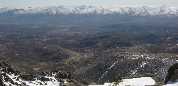 Abajo Navandrinal y al frente estribacin de la Sierra de Gredos